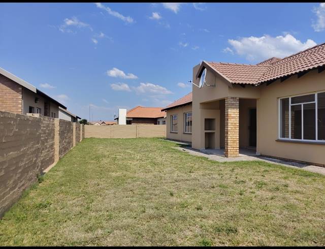 3 BEDROOM TOWNHOUSE FOR SALE IN WATERKLOOF AH